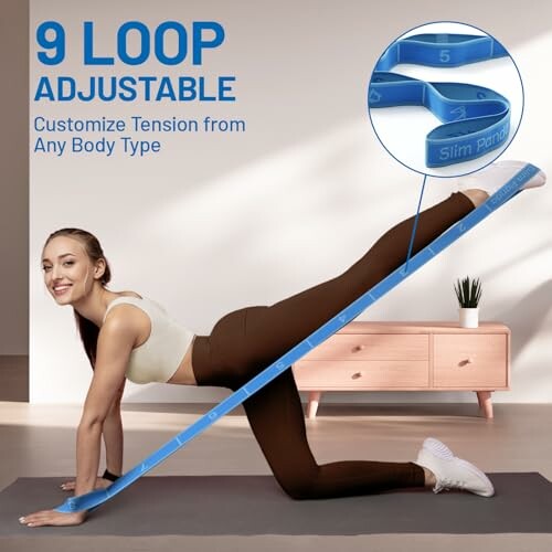 Frau verwendet verstellbares Widerstandsband für Fitnessübung.