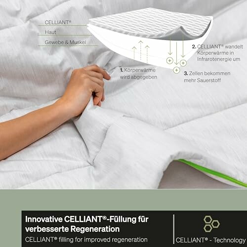 Hand zieht Bettdecke mit Celliant-Technologie zurück.