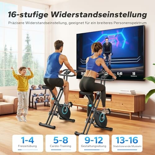 Zwei Personen trainieren auf Heimtrainer vor einem Fernseher.