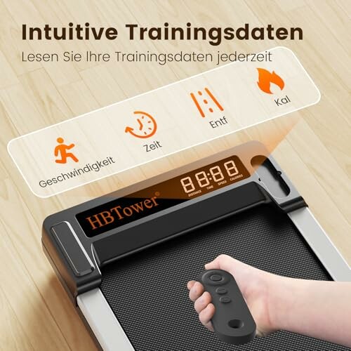 Hand mit Fernbedienung steuert Laufband mit Display.