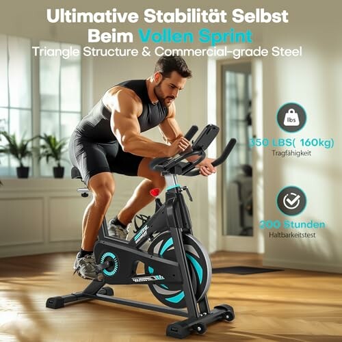 Mann trainiert auf einem Heimtrainer im Wohnzimmer.