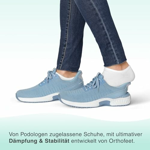 Person trägt blaue orthopädische Schuhe.