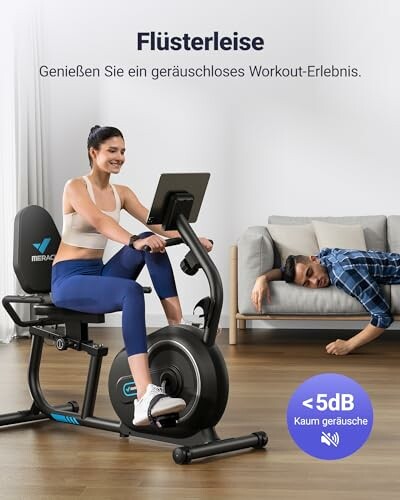 Frau auf einem leisen Heimtrainer, Mann schläft auf dem Sofa.