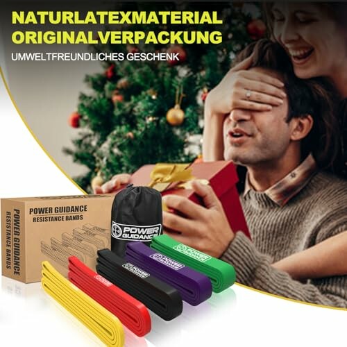 Frau überrascht Mann mit Geschenk, Widerstandsbänder im Vordergrund.