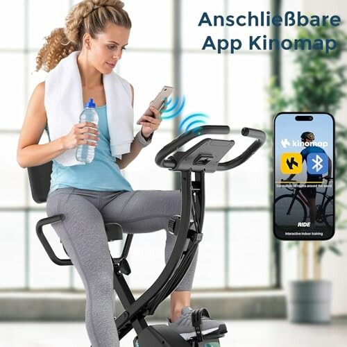 Frau trainiert auf Heimtrainer mit App-Verbindung