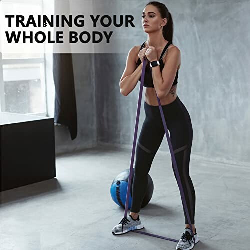 Frau trainiert mit Widerstandsband