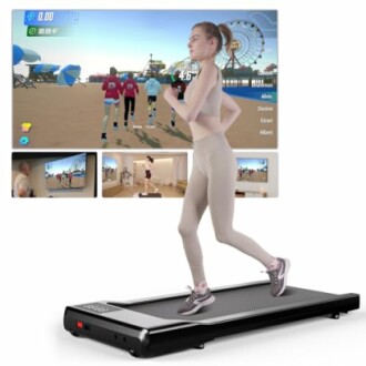 Frau läuft auf Laufband mit virtuellem Bildschirm.