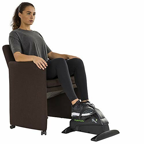 Frau benutzt ein Mini-Heimtrainer unter einem Schreibtisch.