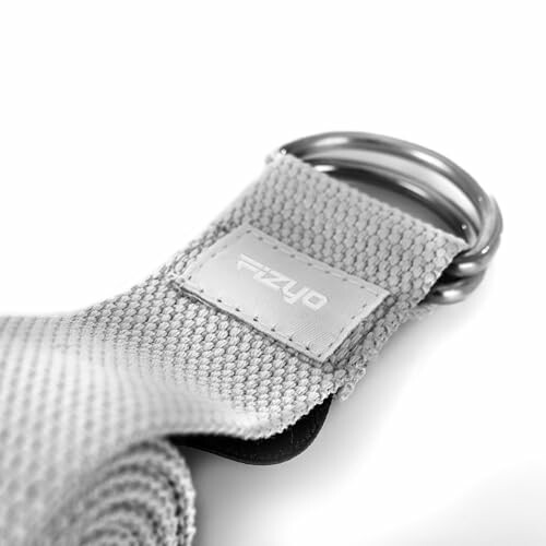 Grauer Yoga-Gurt mit Metallringen.